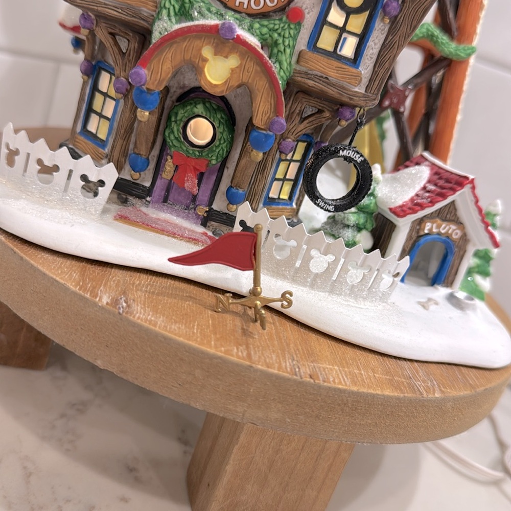 ❤️🎄❤️ Dept 56 | Mickey’s North Pole Holiday House | North Pole Series ❤️🎄❤️ - Picture 13 of 14
